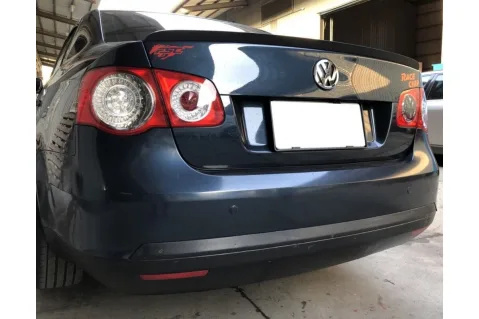 Спойлер за багажник за Volkswagen Jetta (2006-2012) - черен гланц